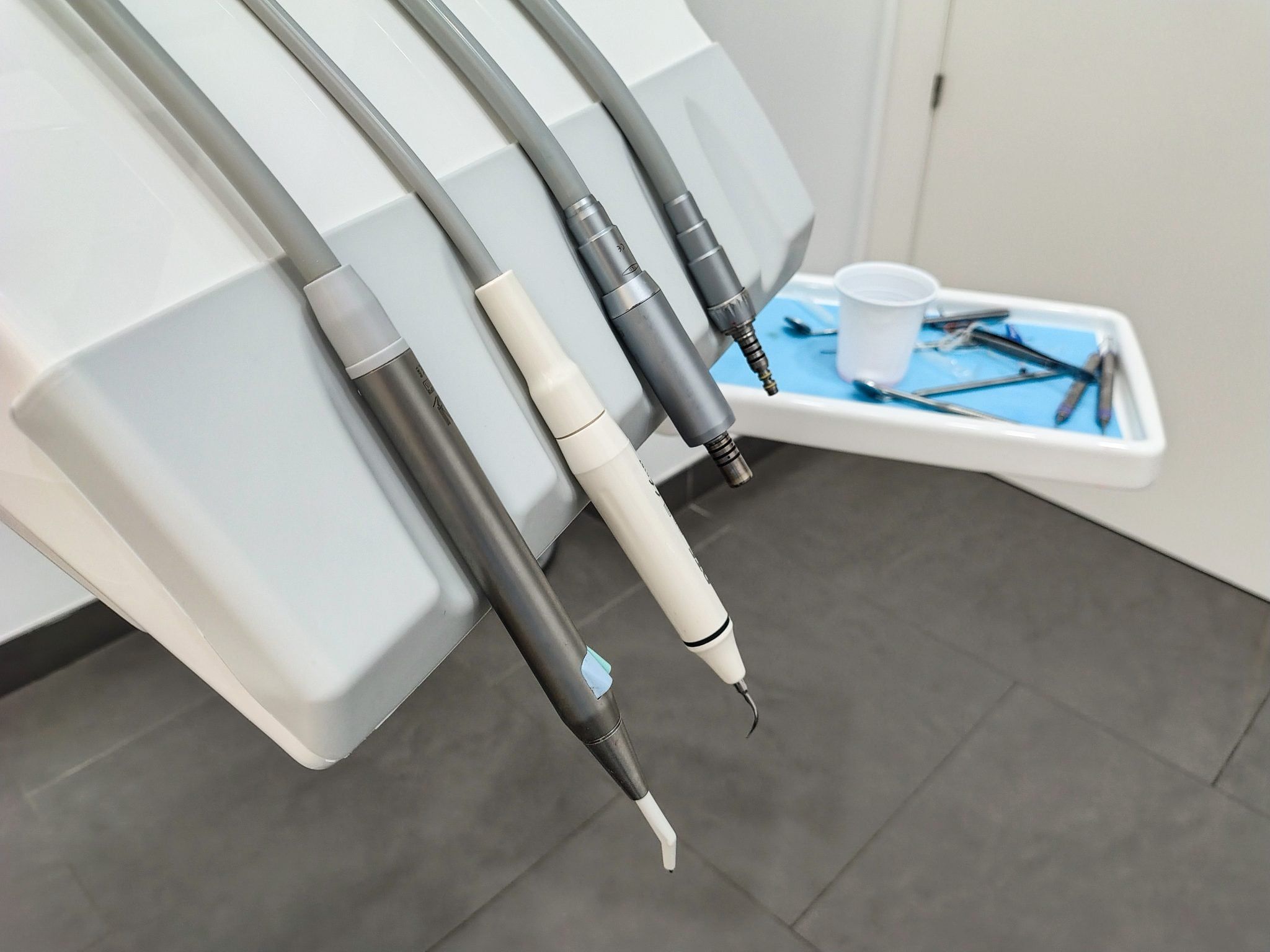 Instrumental dental ordenado junto al sillón del consultorio