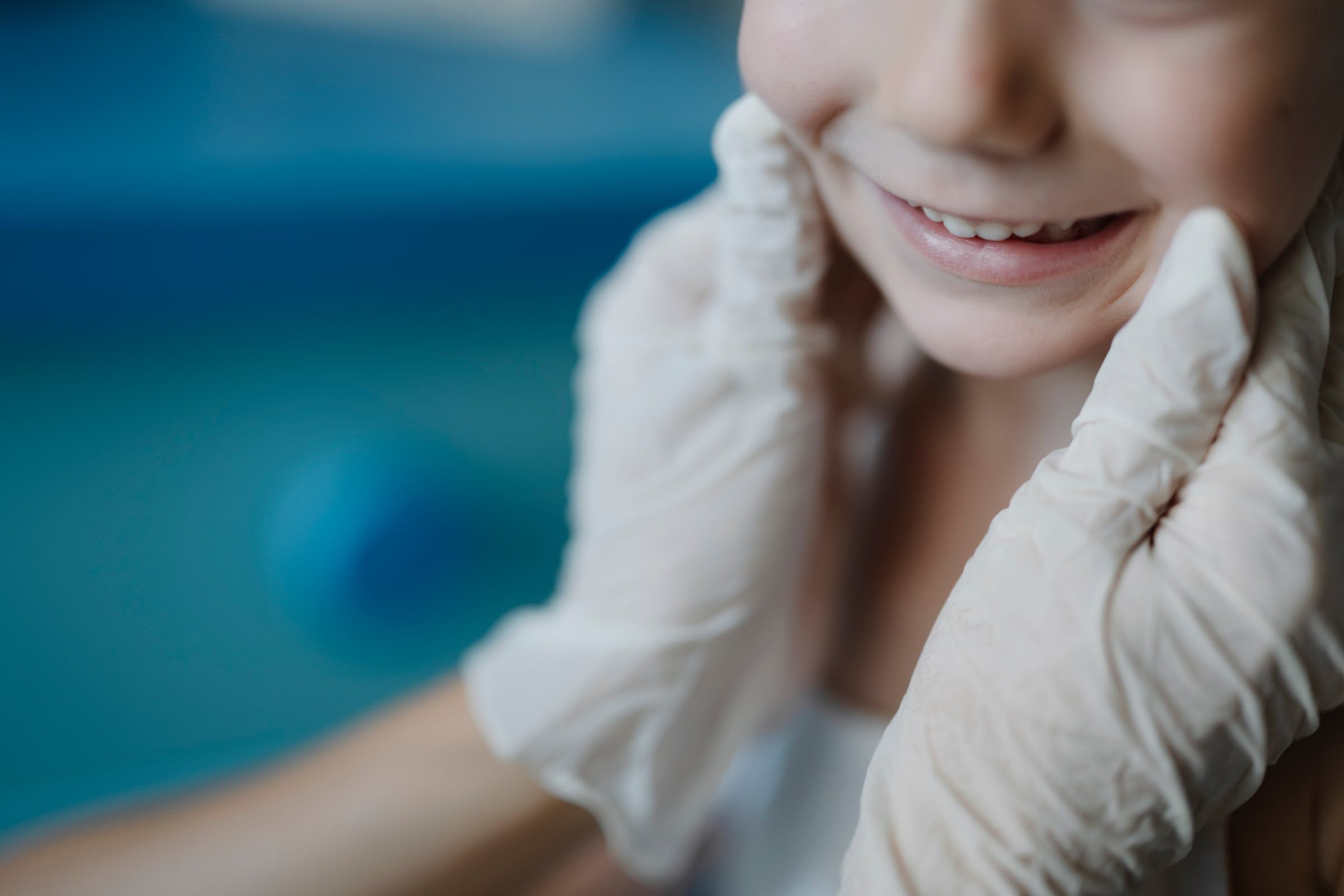 Sonrisa infantil durante un chequeo dental