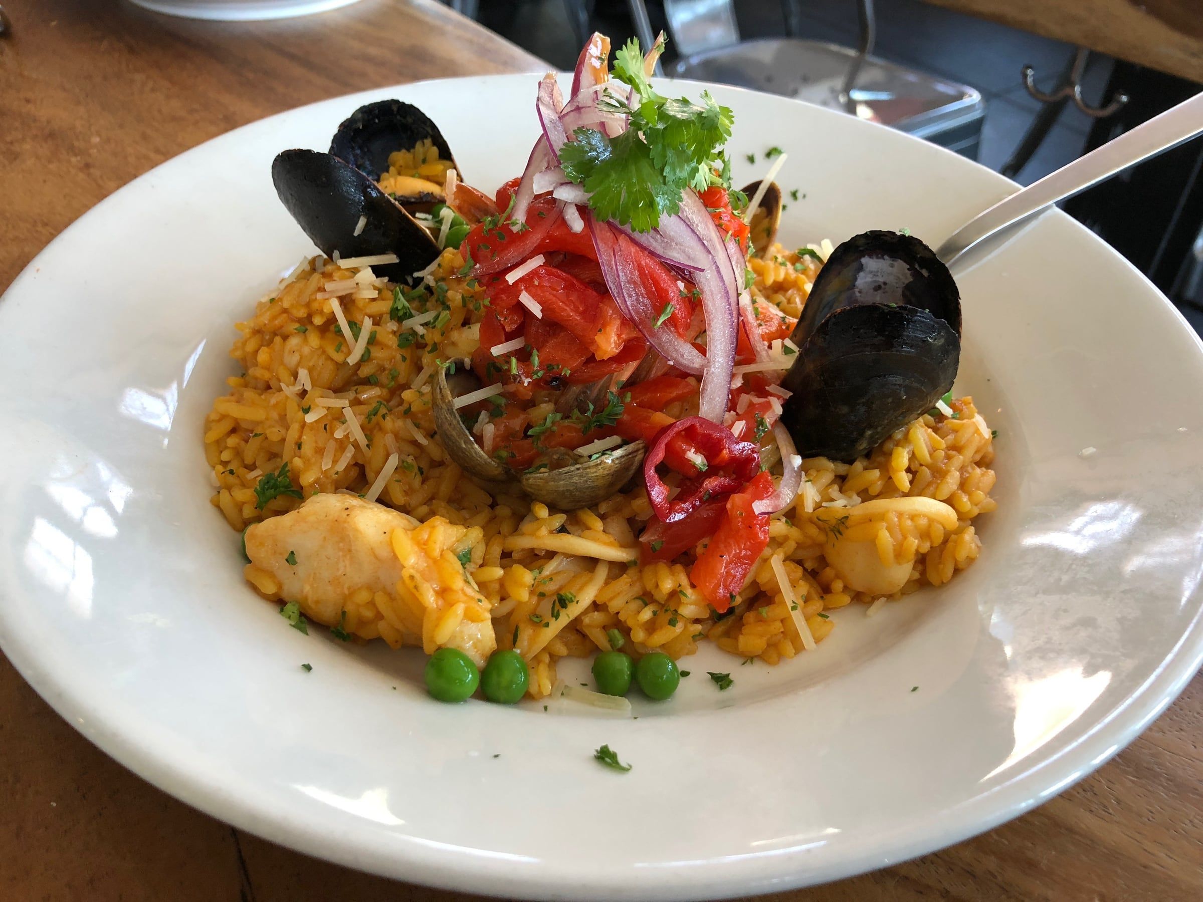 Plato de arroz con mariscos con choros, pimiento y cebolla